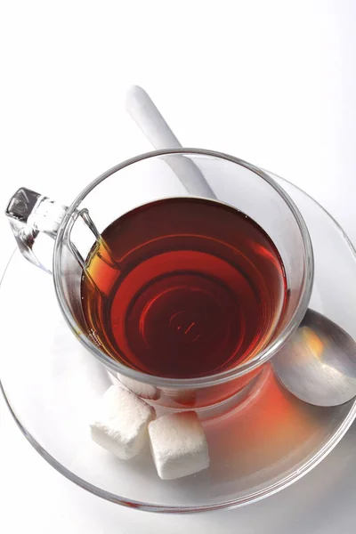 Чай в стеклянной чашке на столе — стоковое фото