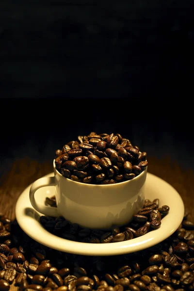 Kopp kaffe med rostade kaffebönor — Stockfoto
