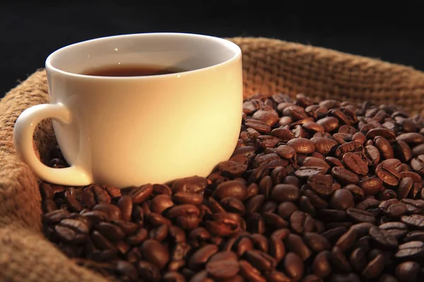 Kopp kaffe med rostade kaffebönor — Stockfoto