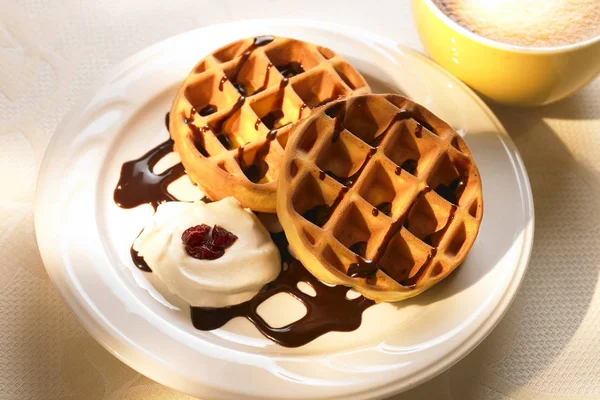 Desayuno en plato con taza de café — Foto de Stock