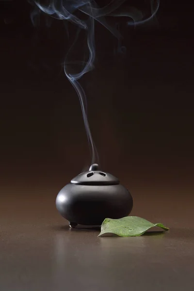 Recipiente budista de fumo tradicional na mesa — Fotografia de Stock