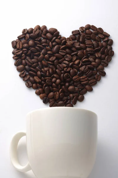 Kaffebönor placeras i hjärta form — Stockfoto