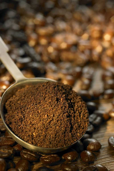 Lžíce s mletou kávu — Stock fotografie