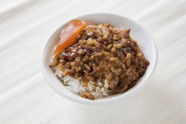 Kızarmış domuz eti pilav