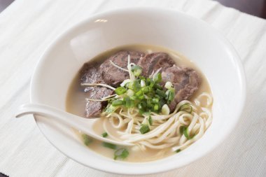 Beef noodle beyaz plaka