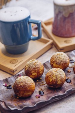 kapuçino ve kekler masada