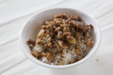 Kızarmış domuz eti pilav