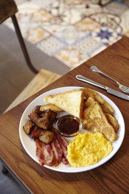 plaka üzerinde nefis bir kahvaltı