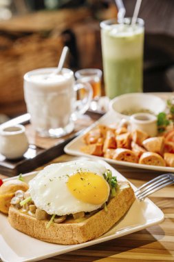 plaka üzerinde nefis bir kahvaltı