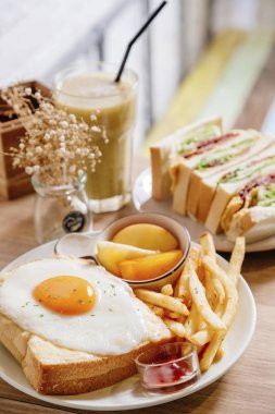 plaka üzerinde nefis bir kahvaltı