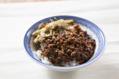 Kızarmış domuz eti pilav