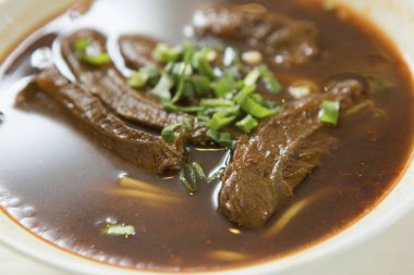 İşkembe çorbası beyaz plaka