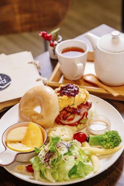 plaka üzerinde nefis bir kahvaltı