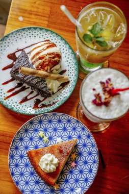 Katmanlı suyu ve kek