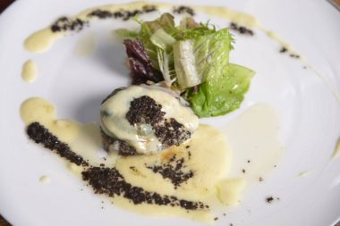 Truffle ve marul beyaz plaka üzerinde