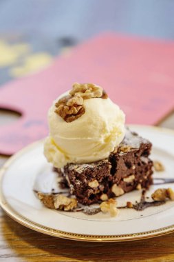 Çikolatalı kek kapatıyoruz