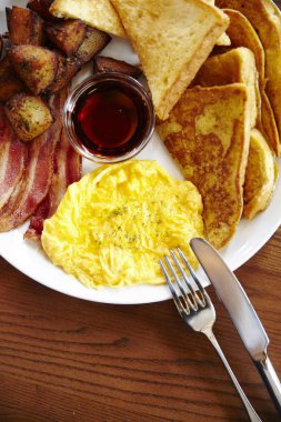 plaka üzerinde nefis bir kahvaltı