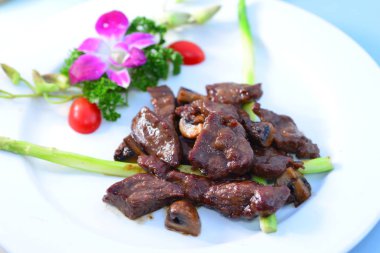 Beyaz tabak içinde sığır eti 