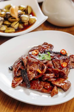 Beyaz tabak kızarmış domuz eti