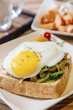 plaka üzerinde nefis bir kahvaltı