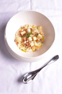 Peynirli erişte kaşık kase