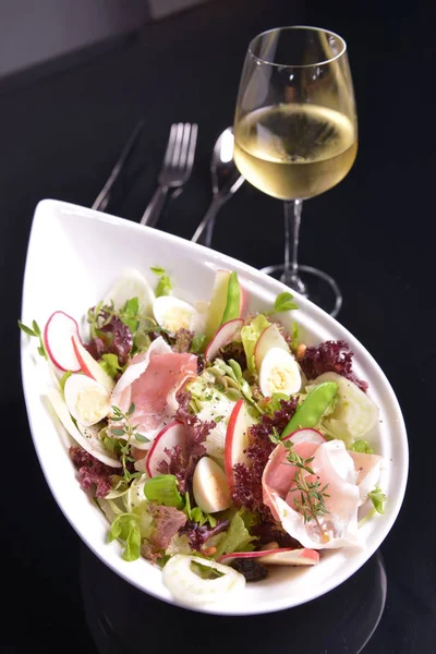 Délicieuse salade dans un bol sur la table — Photo