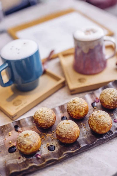 kapuçino ve kekler masada