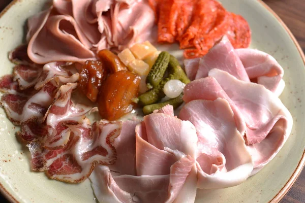 Tocino en plato sobre mesa de madera —  Fotos de Stock