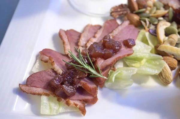 Tocino y nueces de cerca — Foto de Stock