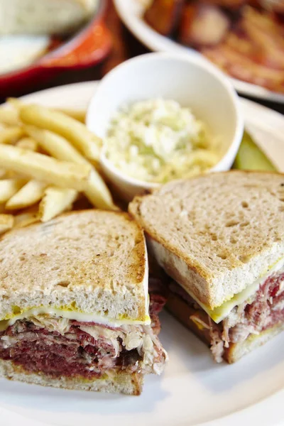 Deliciosos sándwiches en plato —  Fotos de Stock