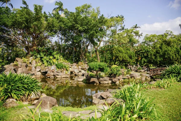 El parque Shilin con estanque — Foto de Stock