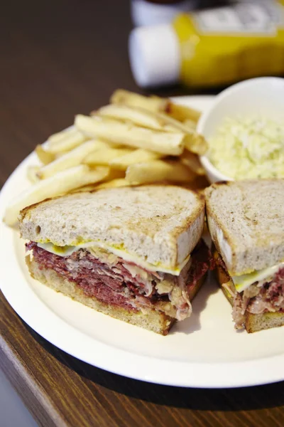 Délicieux sandwichs sur assiette — Photo