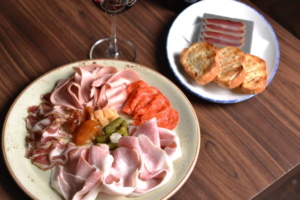 Tocino en plato sobre mesa de madera — Foto de Stock