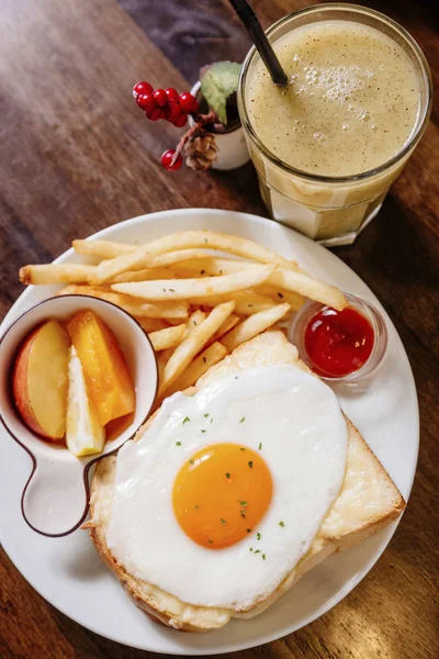 Läcker frukost på tallrik — Stockfoto