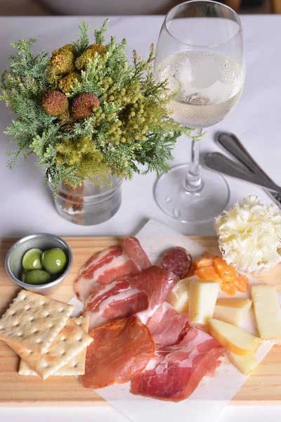 Carne fresca y galletas — Foto de Stock