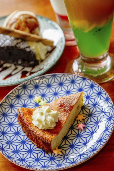Pastel dulce en el plato — Foto de Stock