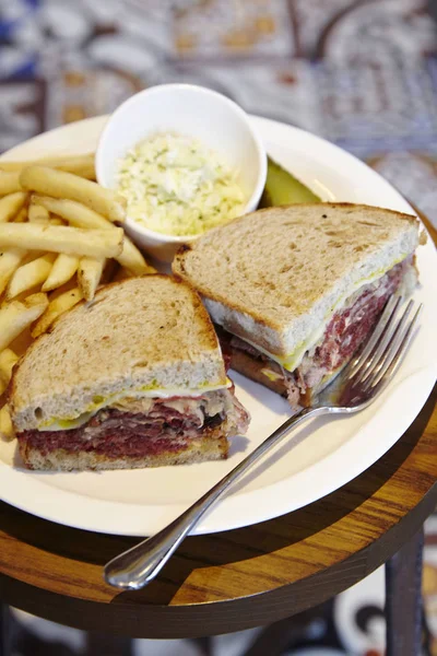 Смачні бутерброди на тарілці — стокове фото
