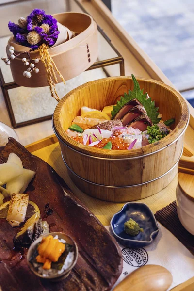 Sashimi delicioase în castron de lemn — Fotografie, imagine de stoc