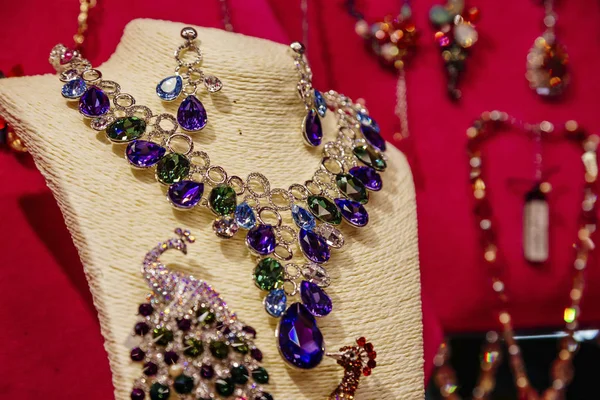 Ornamenti di gioielli in gioielleria Fotografia Stock