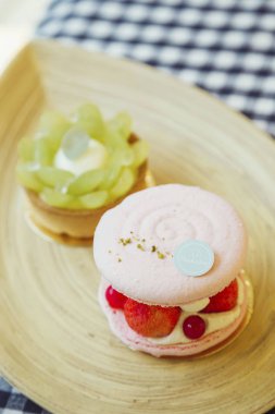 Macarons plaka üzerinde kapat 