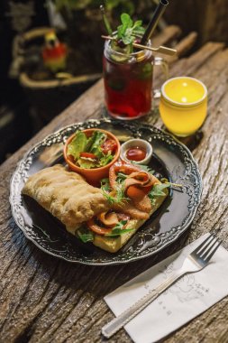 sandviç ve salata plaka üzerinde