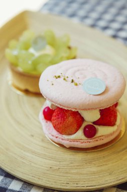 Macarons plaka üzerinde kapat 