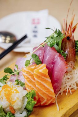 sashimi ahşap tahta üzerinde