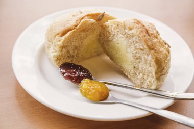 çok tahıl ekmeği beyaz plaka