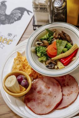 pastırma ve tablo salataya