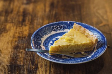 Limonlu pasta plaka üzerinde