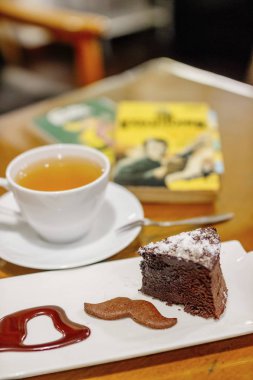 Çikolatalı kek ve çay
