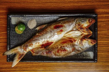 Ahşap masa üzerinde fırında uskumru