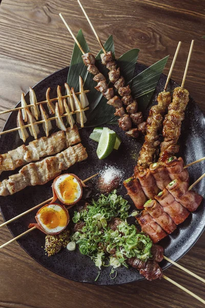 Kebab na talíři na dřevěný stůl — Stock fotografie