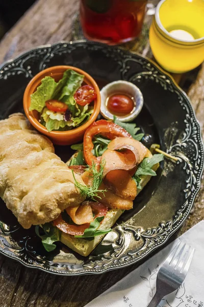 sandviç ve salata plaka üzerinde